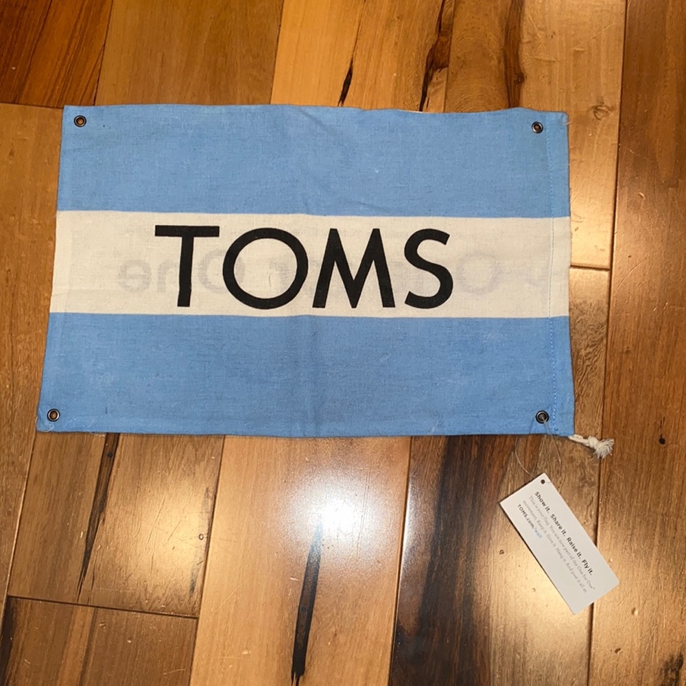 NWT- TOMS ONE FOR ONE FLAG / DRAWSTRING BAG - SEE SIZE IN PHOTOS